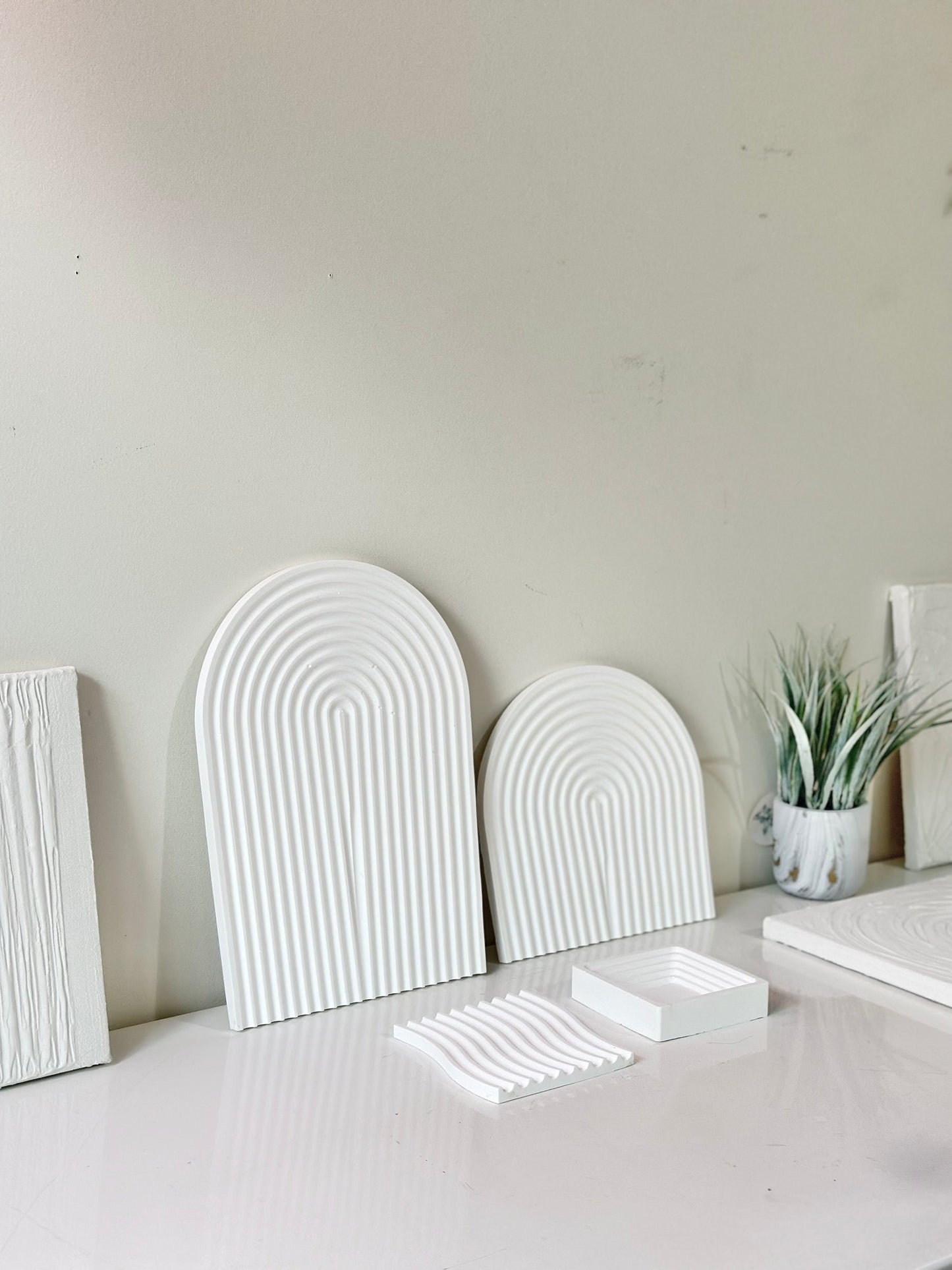 Rainbow Arch Ribbed Tray