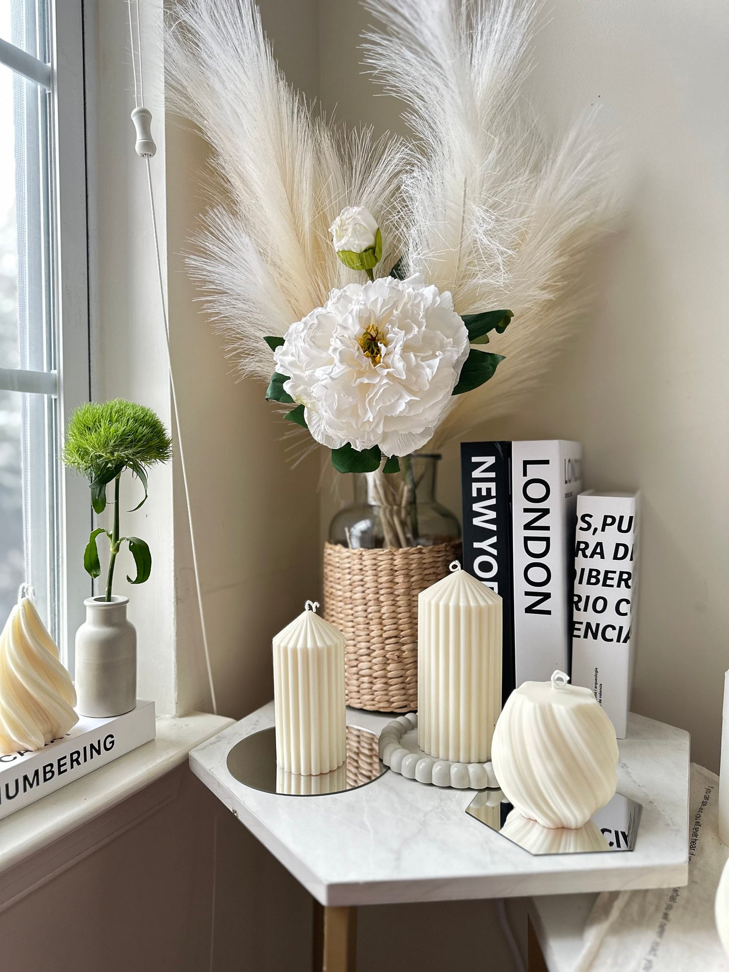 Ribbed Thick Candle with Bubble Tray